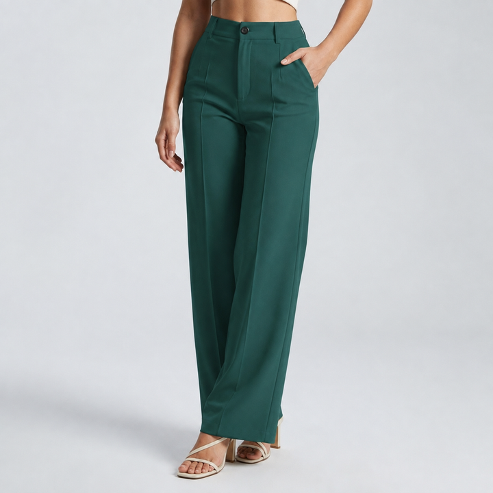 Pantalon vert foncé porté en vue de face, une main dans la poche 19