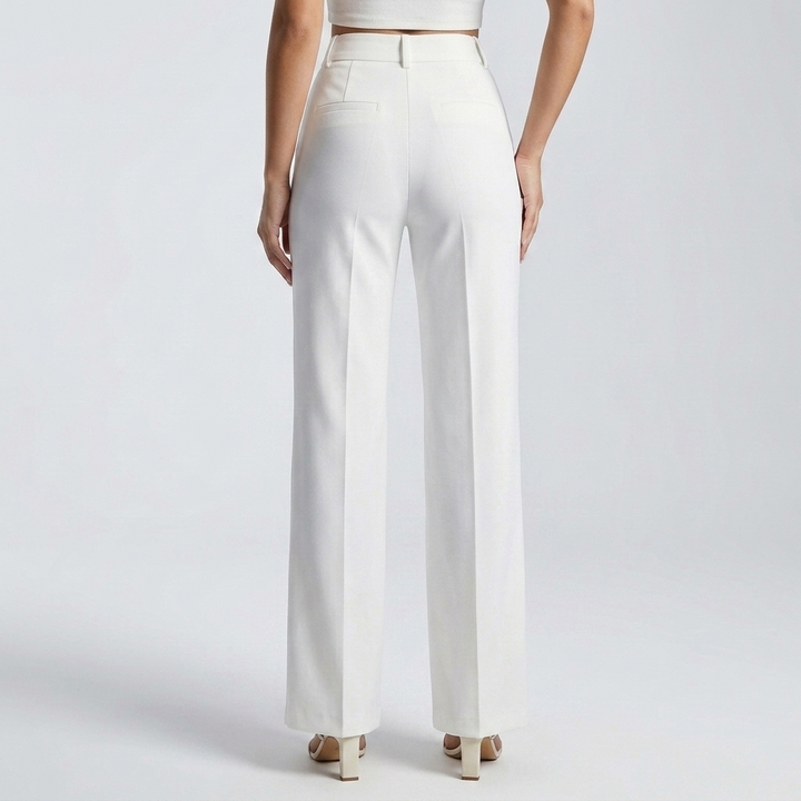 Pantalon blanc vu de dos, avec deux poches passepoilées et pli marqué sur chaque jambe 3