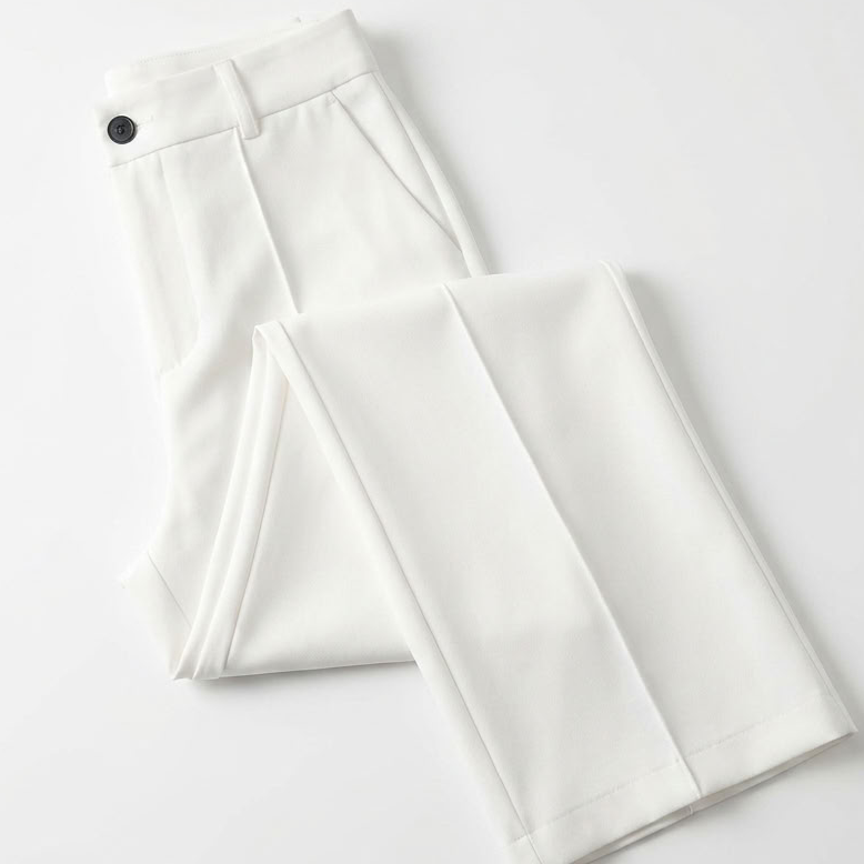 Pantalon blanc plié à plat sur fond clair, bouton noir et poche latérale visibles 7