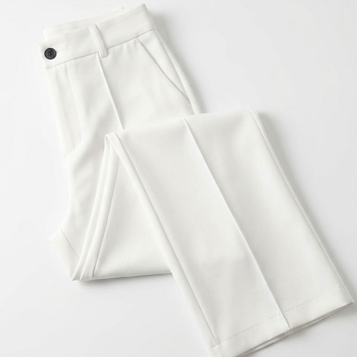 Pantalon blanc plié à plat sur fond clair, bouton noir et poche latérale visibles 7