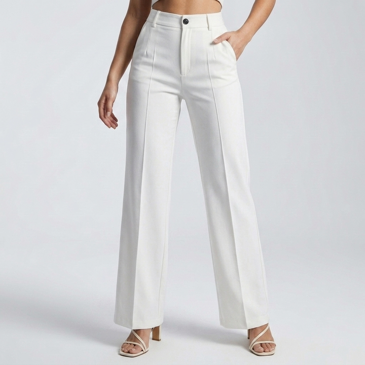 Pantalon blanc porté, vue de face, une main dans la poche, jambes larges avec plis 8