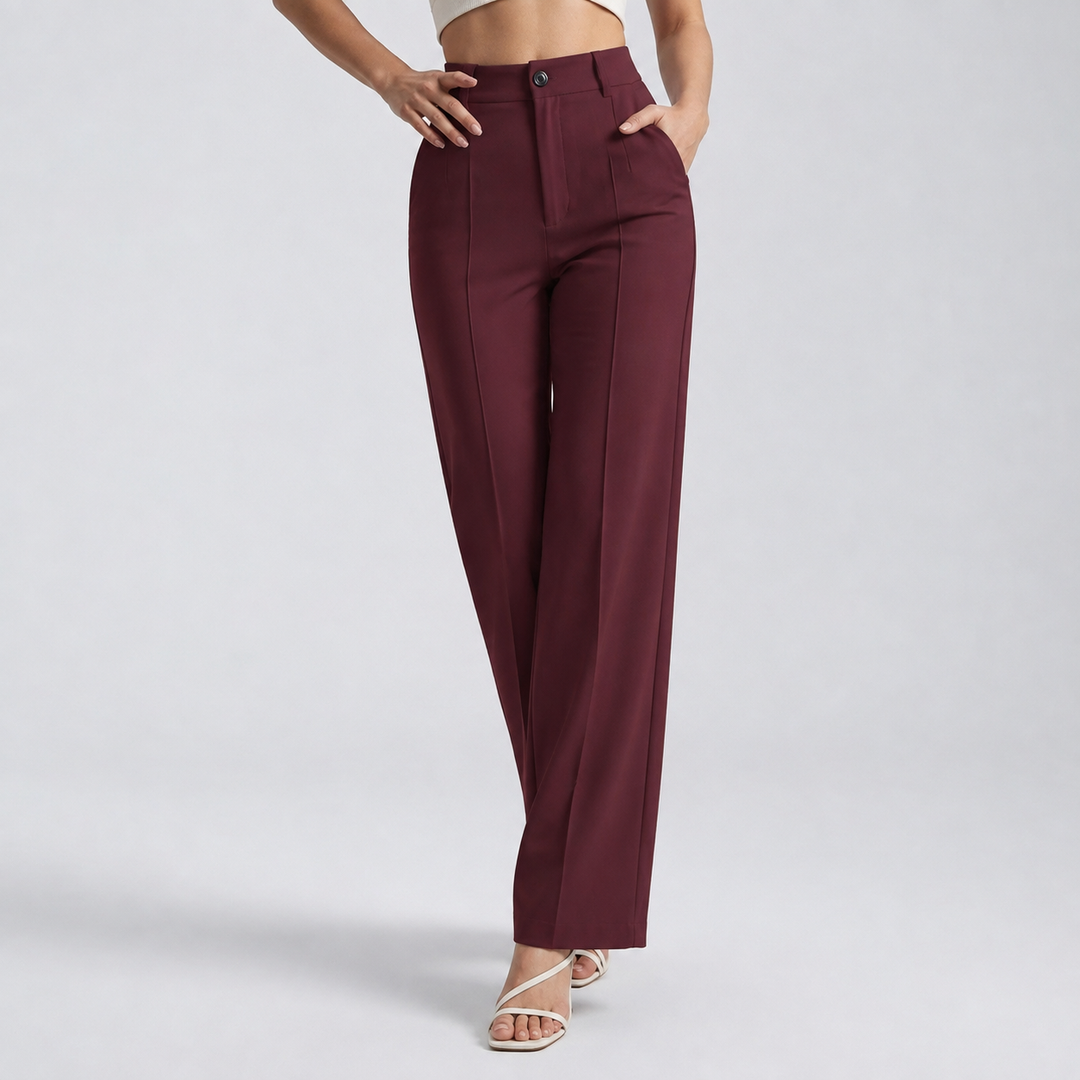 Pantalon bordeaux porté en vue de face, une main sur la hanche, l'autre en poche 9