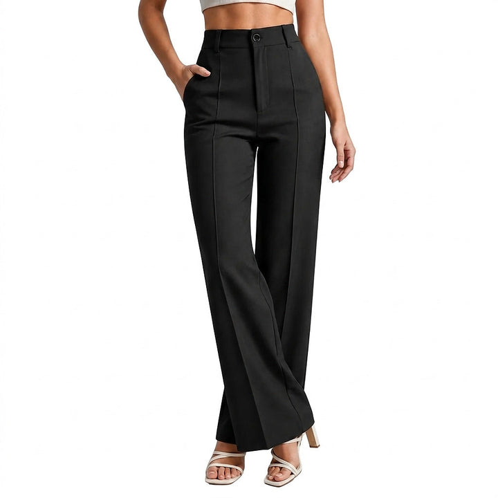 Pantalon noir porté par une mannequin, vue de face, une main dans la poche 1