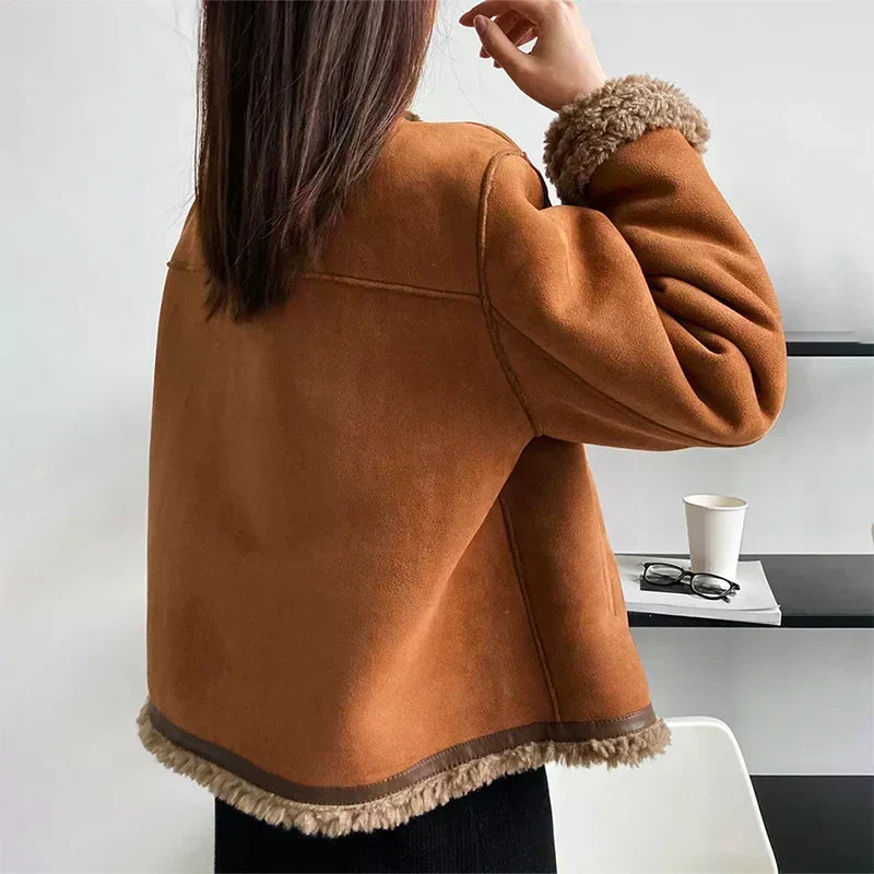 Veste vue de dos sur une femme: coupe courte, bas et poignet bordés de laine 3