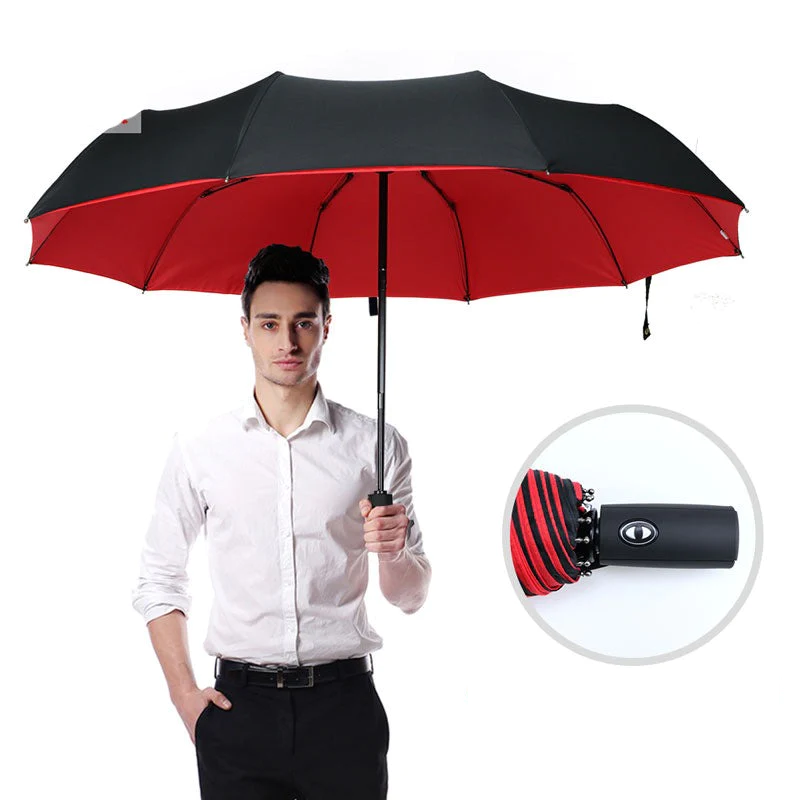 Homme en chemise blanche tenant le parapluie noir à doublure rouge, détail de la poignée 18