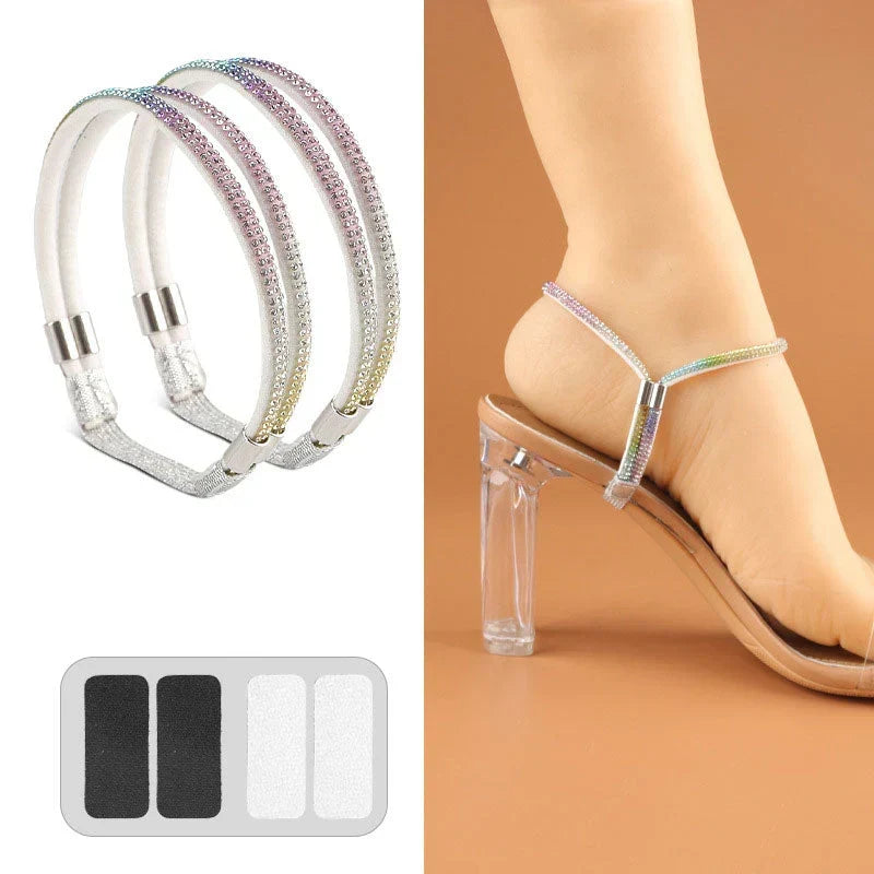 Deux sangles blanches aux strass dégradés multicolores avec quatre pastilles adhésives, et la sangle portée sur une sandale à talon transparent. 16