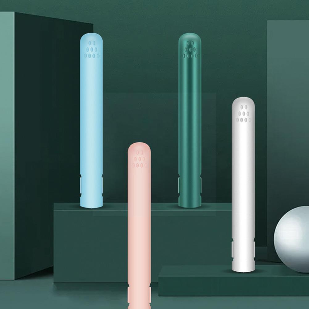 Quatre lisseurs fermés, bleu clair, vert foncé, rose et blanc, dressés sur des socles dans un décor vert. 4