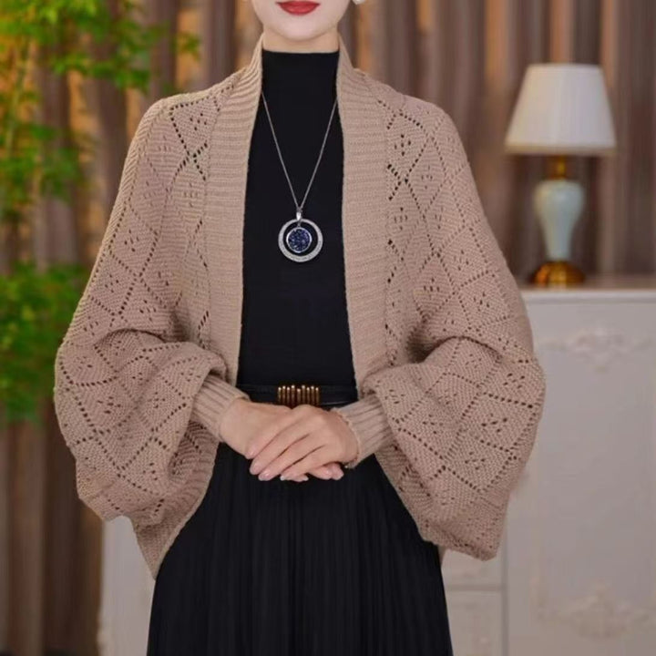 Cardigan ajouré beige porté par un mannequin, losanges ajourés sur les larges manches ballon 5