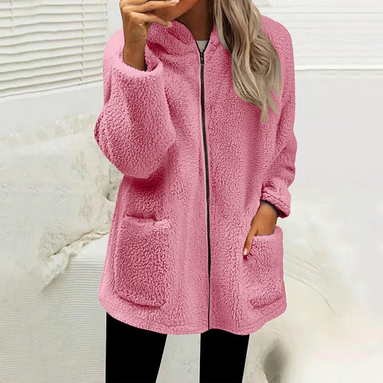 Veste polaire zippée rose portée avec un pantalon noir, texture bouclée et deux poches 5