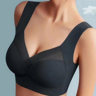 Modèle portant le soutien-gorge noir sans couture, larges bretelles et détail en résille sur le décolleté en V. 3