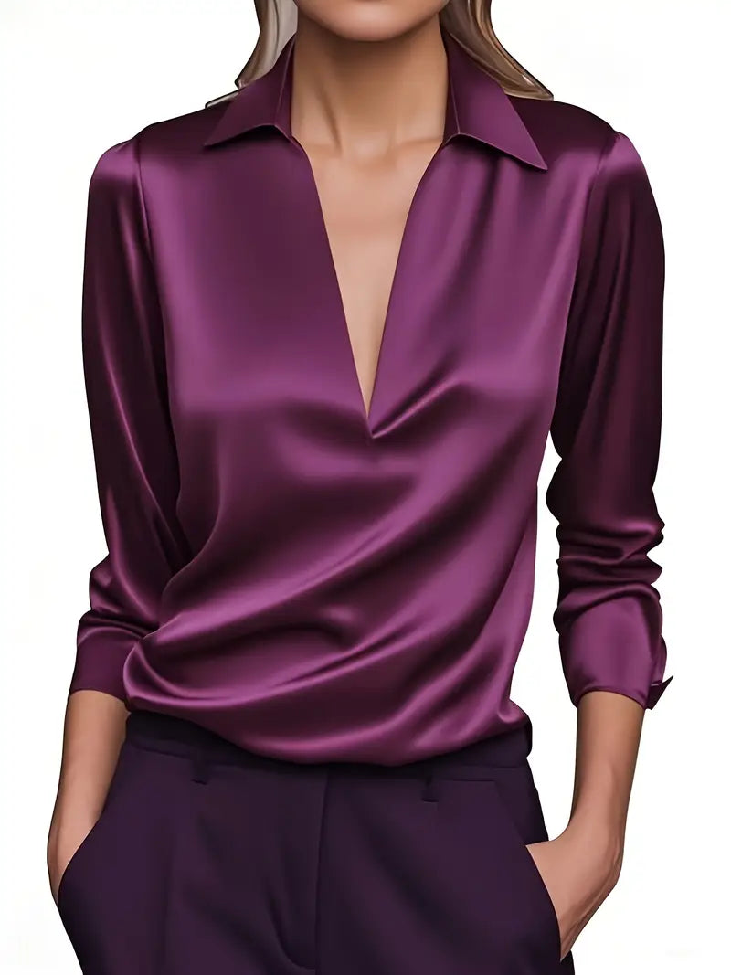 Version violet prune portée avec un pantalon assorti, sur fond uni clair, manches longues et col drapé. 12