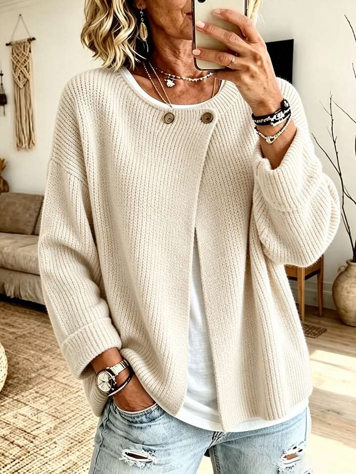 Cardigan côtelé de teinte crème, porté sur un t-shirt blanc et un jean déchiré, vue de face 6