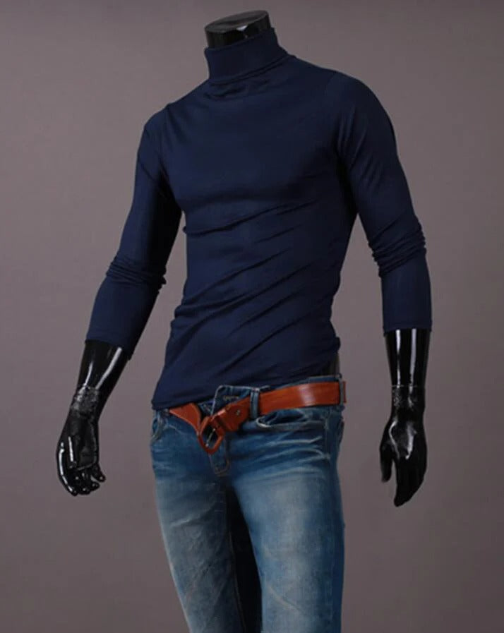 Haut bleu marine à col montant porté sur un mannequin, avec jean bleu et ceinture marron 13