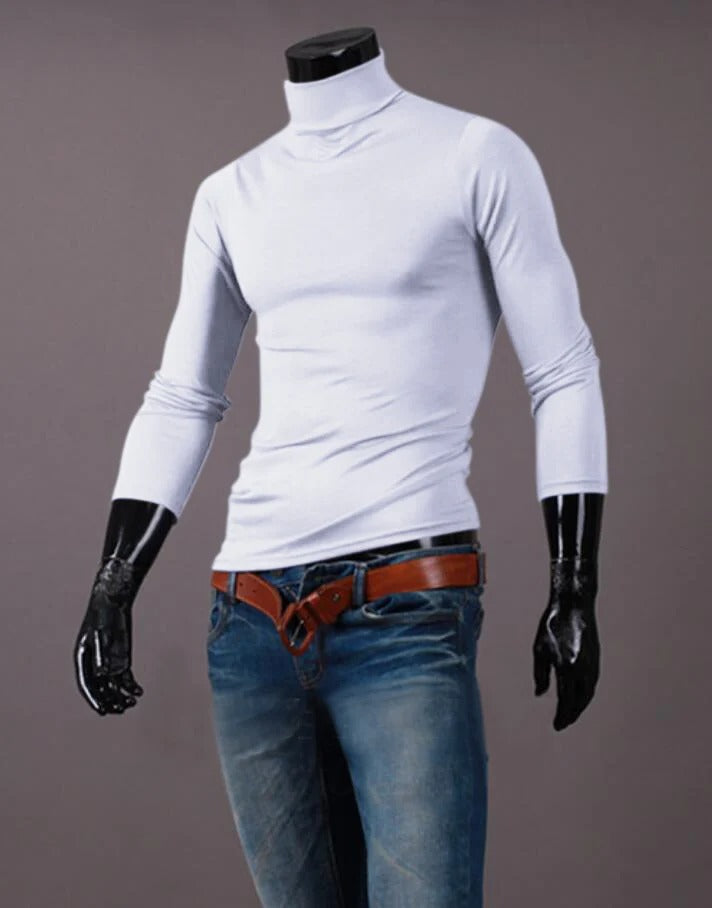Haut blanc à col montant porté sur un mannequin, avec jean bleu et ceinture marron 11
