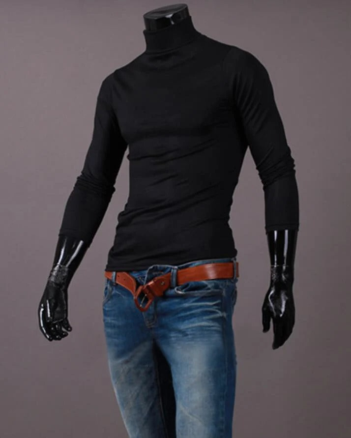 Haut noir à col montant porté sur un mannequin, avec jean bleu et ceinture marron 10