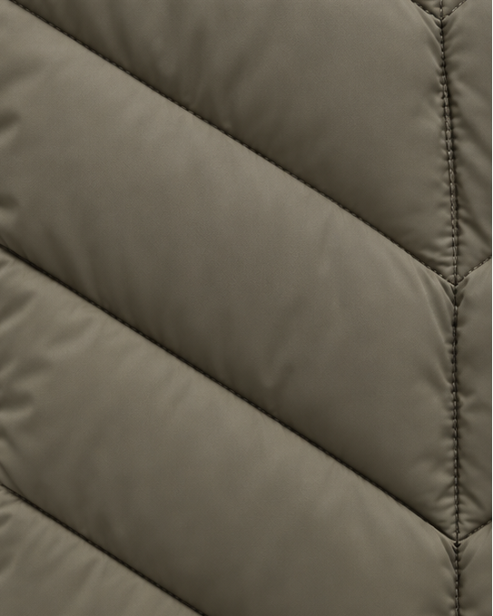 Détail du tissu matelassé kaki en motif chevron, avec les coutures en V et le rembourrage bombé. 6