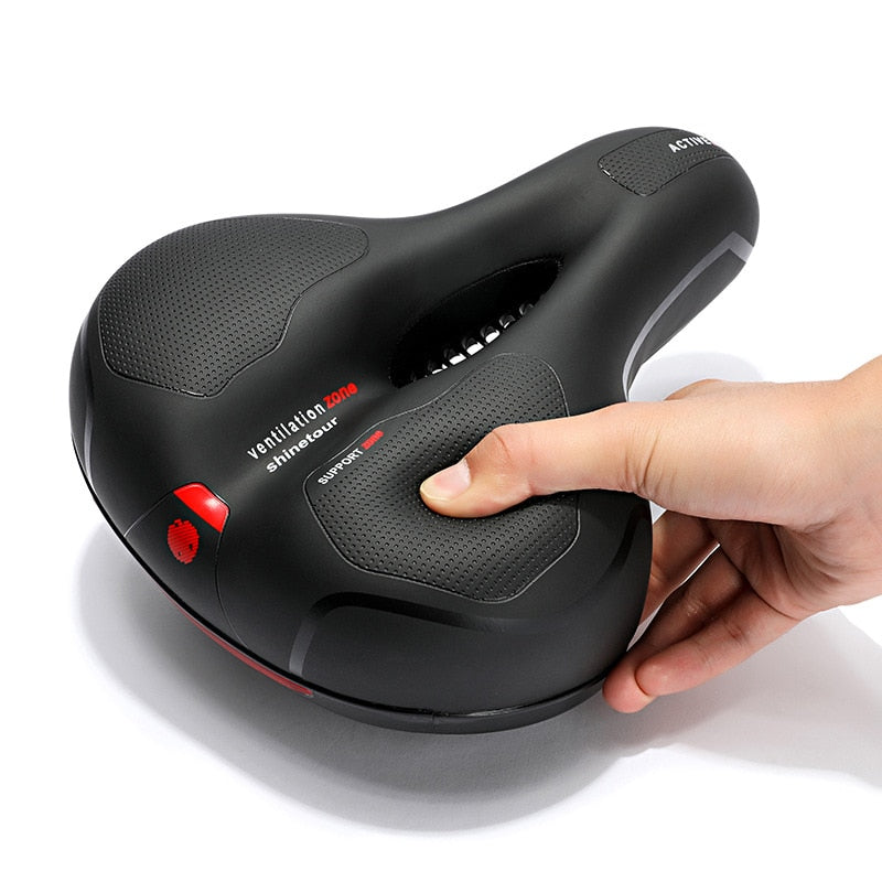 Main enfonçant le pouce dans la zone de soutien de la selle pour montrer la souplesse de la mousse. 8