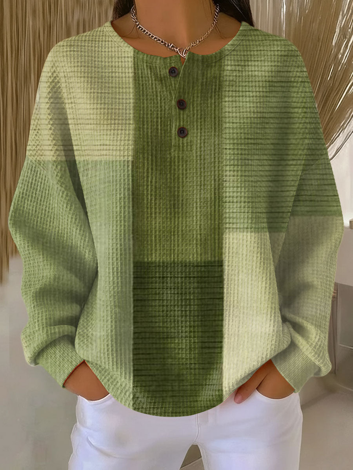 Pull gaufré à col tunisien dans un dégradé de verts, blocs clairs et foncés, porté par une femme, vue de face. 4