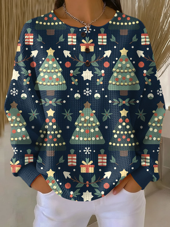 Pull gaufré bleu marine imprimé de sapins de Noël décorés, cadeaux, flocons et étoiles, avec trois boutons au col. 8