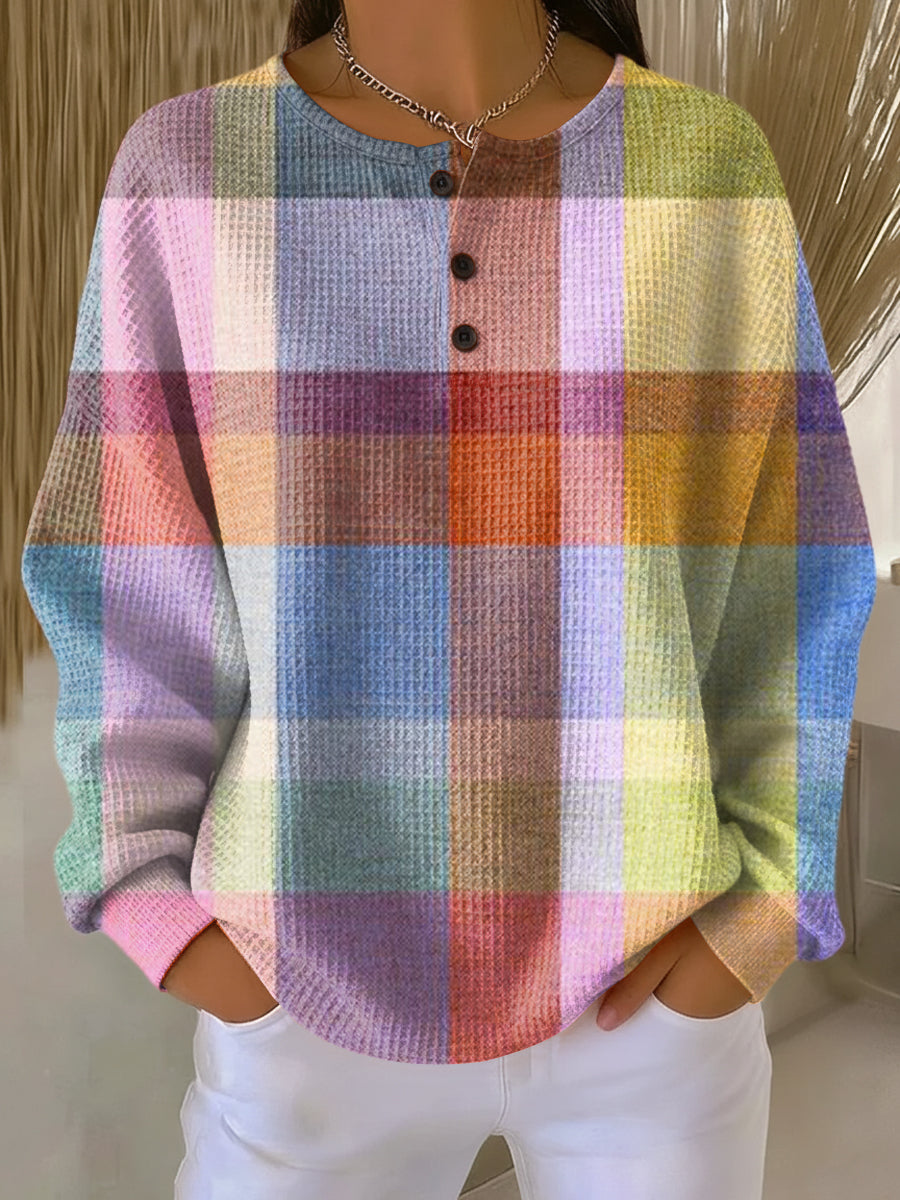 Pull gaufré à carreaux multicolores aux tons pastel rose, bleu, violet, jaune et orange, trois boutons au col. 9
