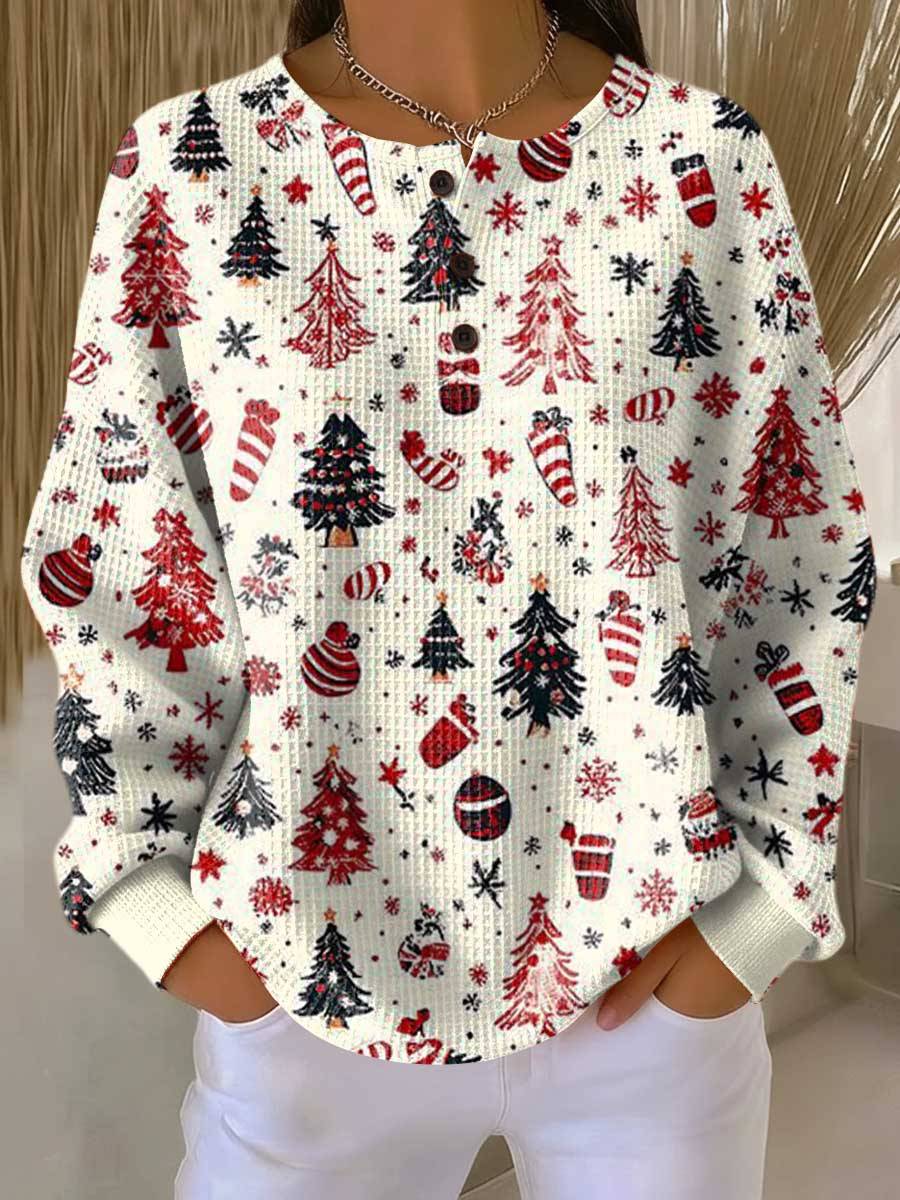 Pull gaufré blanc cassé imprimé de sapins, bonbons rayés, boules et flocons rouges et noirs, col à trois boutons. 16