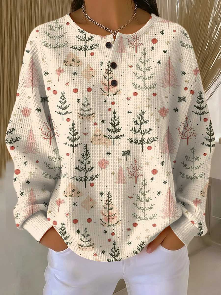 Pull gaufré beige imprimé de fins sapins verts et roses avec petites baies rouges, col à trois boutons. 17