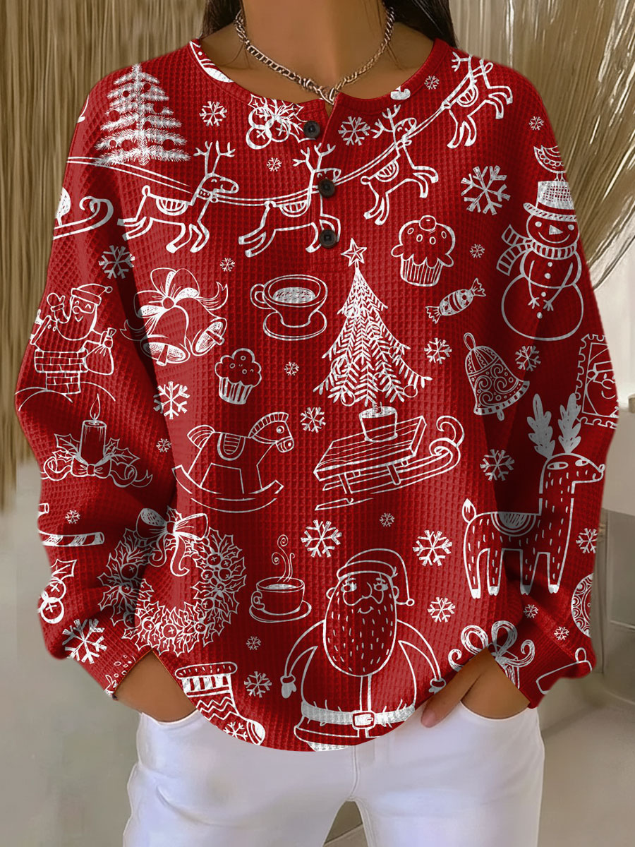 Pull gaufré rouge à col boutonné porté avec un pantalon blanc, motif de Noël blanc : père Noël, rennes, sapins, flocons. 21