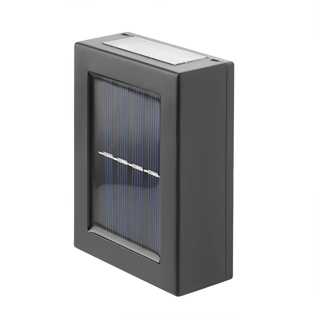 Boîtier noir rectangulaire vu en perspective sur fond blanc, avec son panneau solaire sur la face avant et son diffuseur lumineux sur le dessus. 2