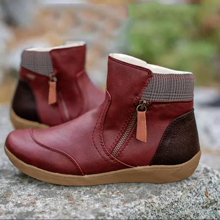 Paire de bottines rouge bordeaux à fermeture éclair sur le côté, col en tissu à carreaux et talon sombre. 5