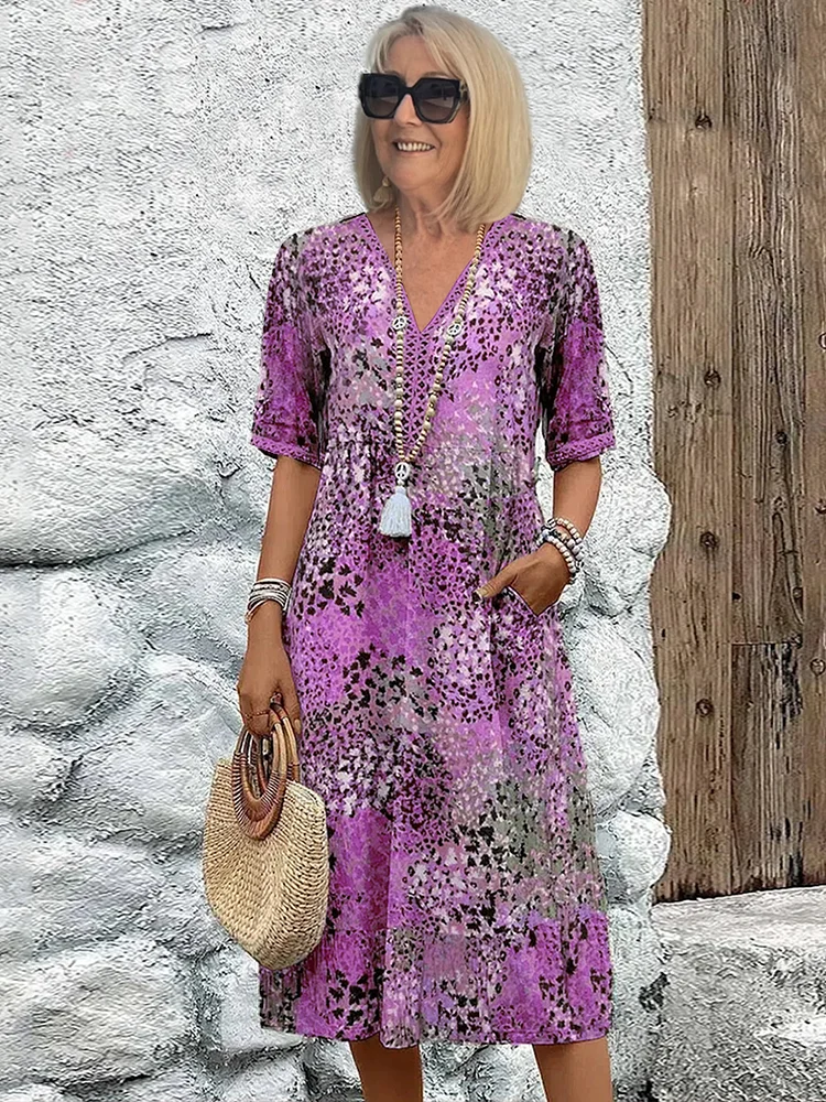 Version violette de la robe à imprimé léopard, col V et manches courtes, portée avec un sac rond en paille. 4