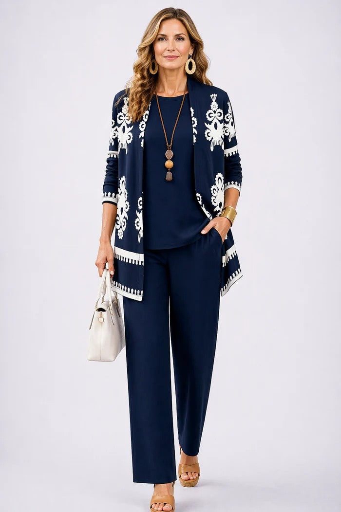 Femme en ensemble bleu marine, cardigan ouvert à motifs blancs ornementaux et bordures, haut et pantalon unis. 14