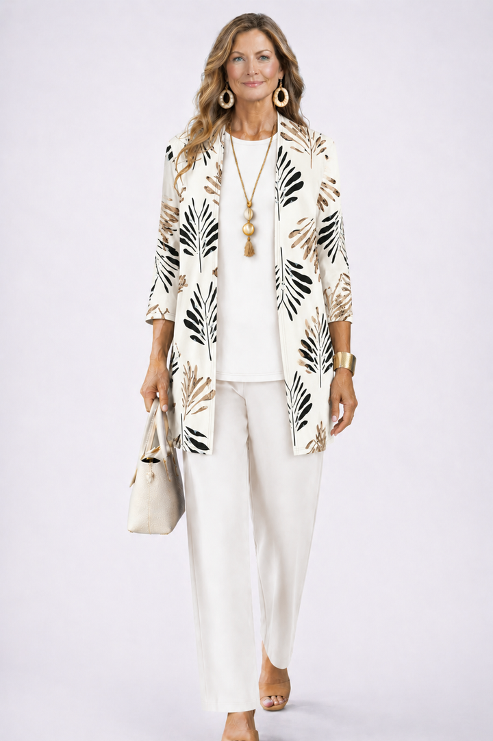 Femme en ensemble blanc cassé, cardigan ouvert imprimé de feuilles noires et beiges, haut et pantalon unis. 4