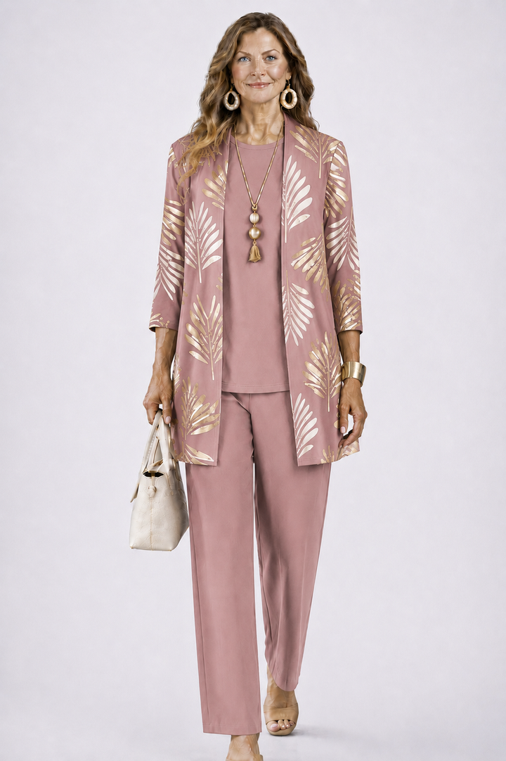 Femme en ensemble rose poudré, cardigan ouvert à feuilles dorées, haut uni et pantalon droit assortis. 8