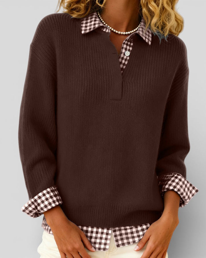 Pull marron en maille côtelée vu de face, col de chemise à carreaux marron et blanc, mannequin portant un collier de perles. 9