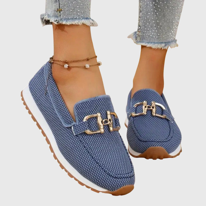 Mocassins en mesh bleu portés avec un jean à franges, vue de trois quarts, boucle dorée 1