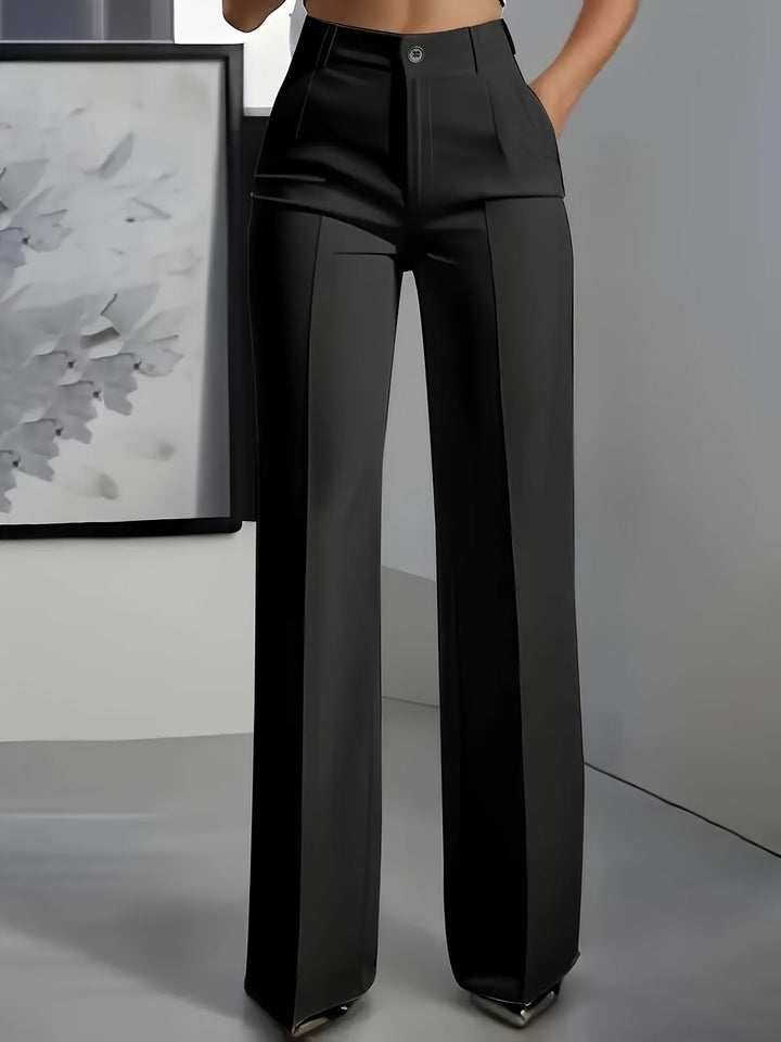 Pantalon large noir porté de face, coupe droite évasée et taille haute boutonnée 8
