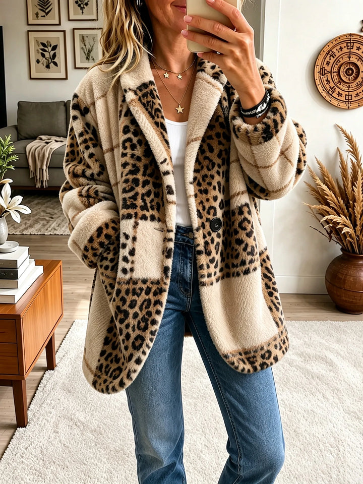 Manteau crème à carreaux orné de grandes plages imprimées léopard, porté ouvert avec un jean, d'aspect peluche. 9