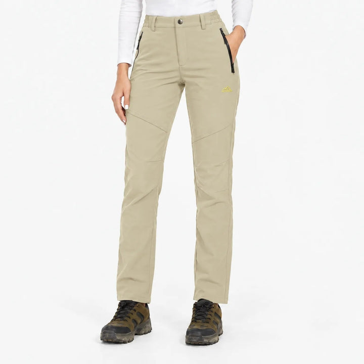 Pantalon beige sable porté de face par une mannequin, poches zippées visibles 14