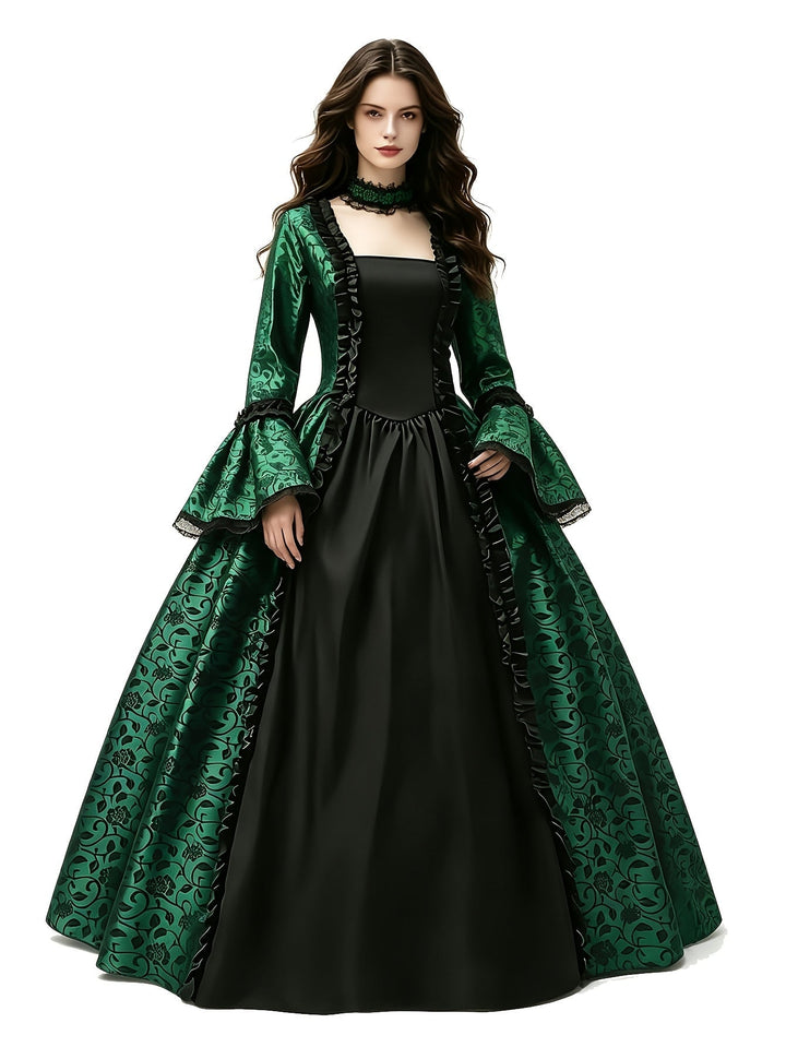 Robe verte à corsage noir, volants, manches évasées en dentelle et collier ras du cou, portée sur fond blanc. 7