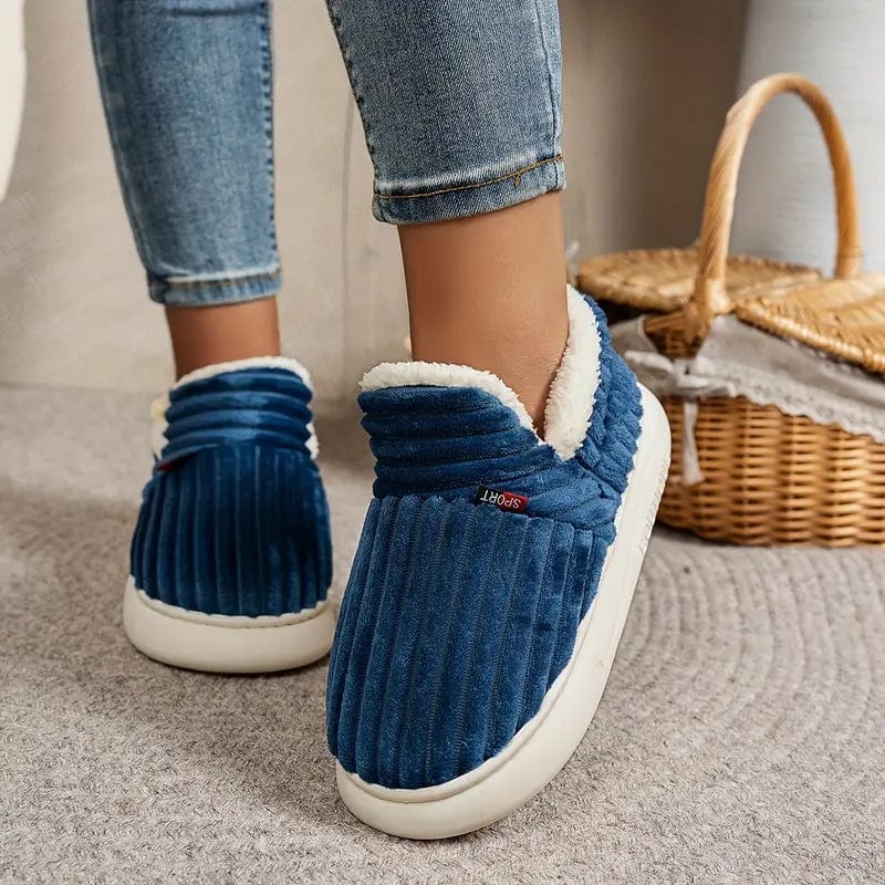 Chaussons bleu marine côtelés portés avec un jean, vus de face et de dos, près d'un panier en osier. 5