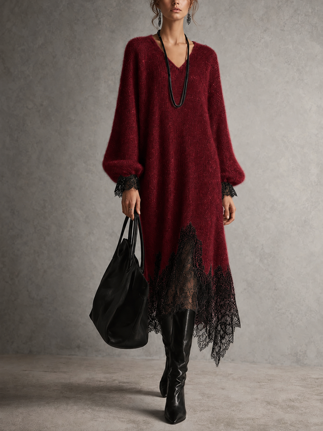 Robe en maille rouge bordeaux avec dentelle noire à l'ourlet et aux poignets, portée de face 9