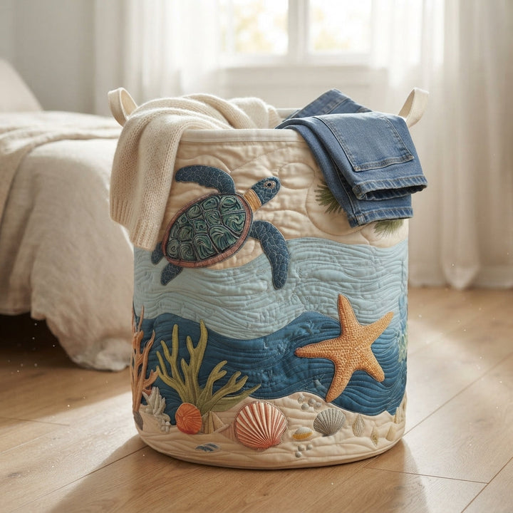 Panier matelassé à motif de tortue et d'étoile de mer sur un parquet, avec un pull crème et un jean posés sur le bord. 6