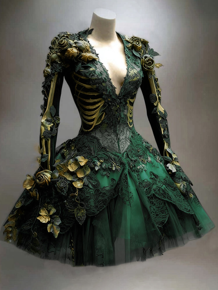 Même robe en version vert foncé sur mannequin, avec dentelle, jupe en tulle, roses dorées et côtes squelettiques dorées. 4