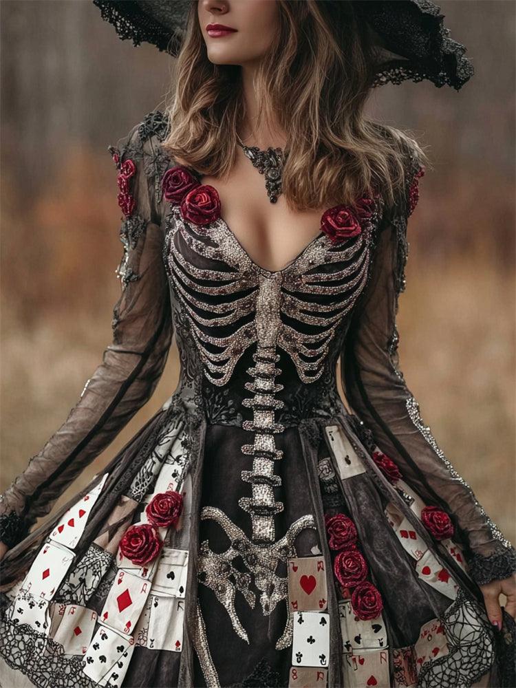 Femme en robe à manches transparentes, squelette brodé sur le corsage, roses rouges et cartes à jouer sur la jupe 1
