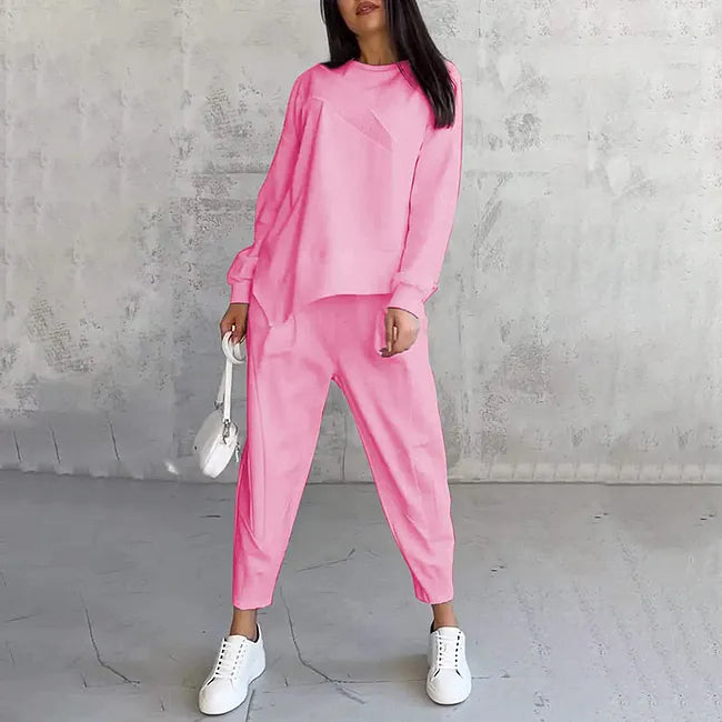 Ensemble en version rose vif, porté avec baskets blanches et petit sac blanc, bras le long du corps. 6