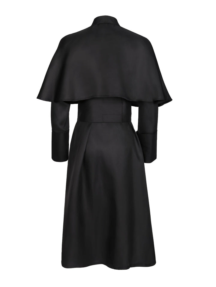 Dos du costume noir, avec la cape courte, la ceinture nouée et la jupe évasée 5