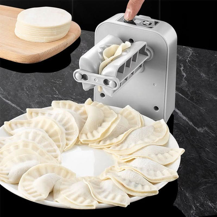 Machine en fonctionnement pliant une pâte entre ses deux rouleaux, avec une pile de disques de pâte et des raviolis disposés en couronne sur une assiette. 3