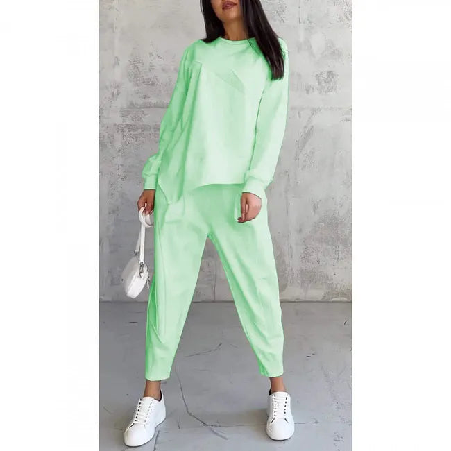Ensemble en version vert menthe clair, porté avec baskets blanches et petit sac blanc, sur fond de béton gris. 8