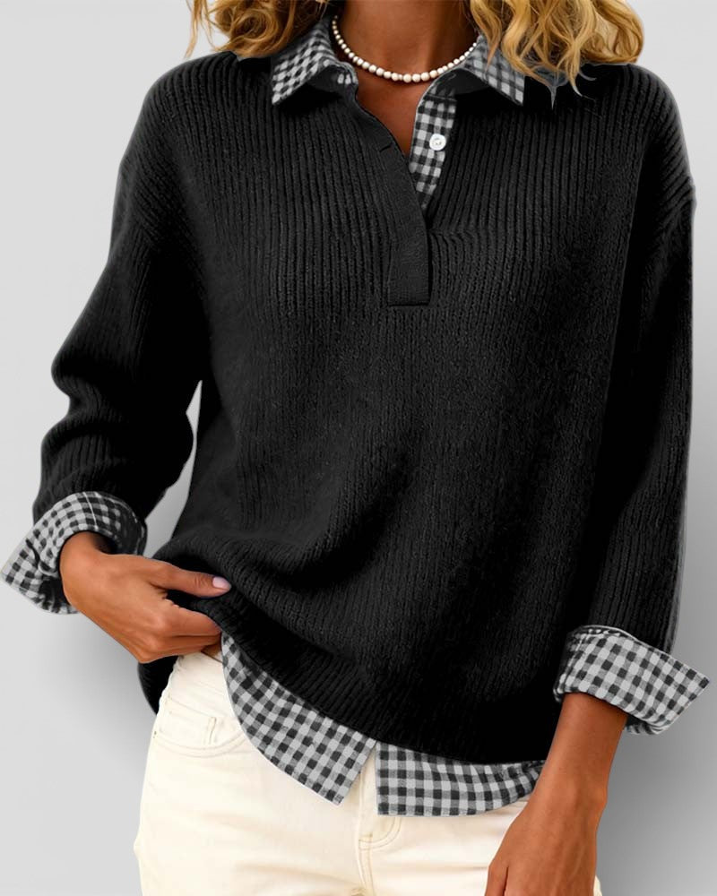 Pull noir en maille côtelée porté avec une main dans la poche, chemise à carreaux noir et blanc dépassant en bas du pull. 7