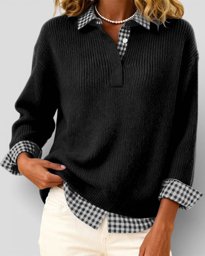 Pull noir en maille côtelée porté avec une main dans la poche, chemise à carreaux noir et blanc dépassant en bas du pull. 7